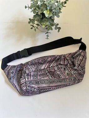 Lululemon On The Beat Belt Bag *4.5L Tribal Pace White Black